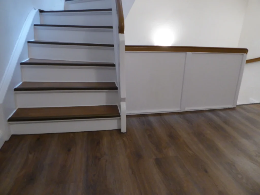 Treppen und Laminatboden, Trennwand an Treppe zu unterer Etage
