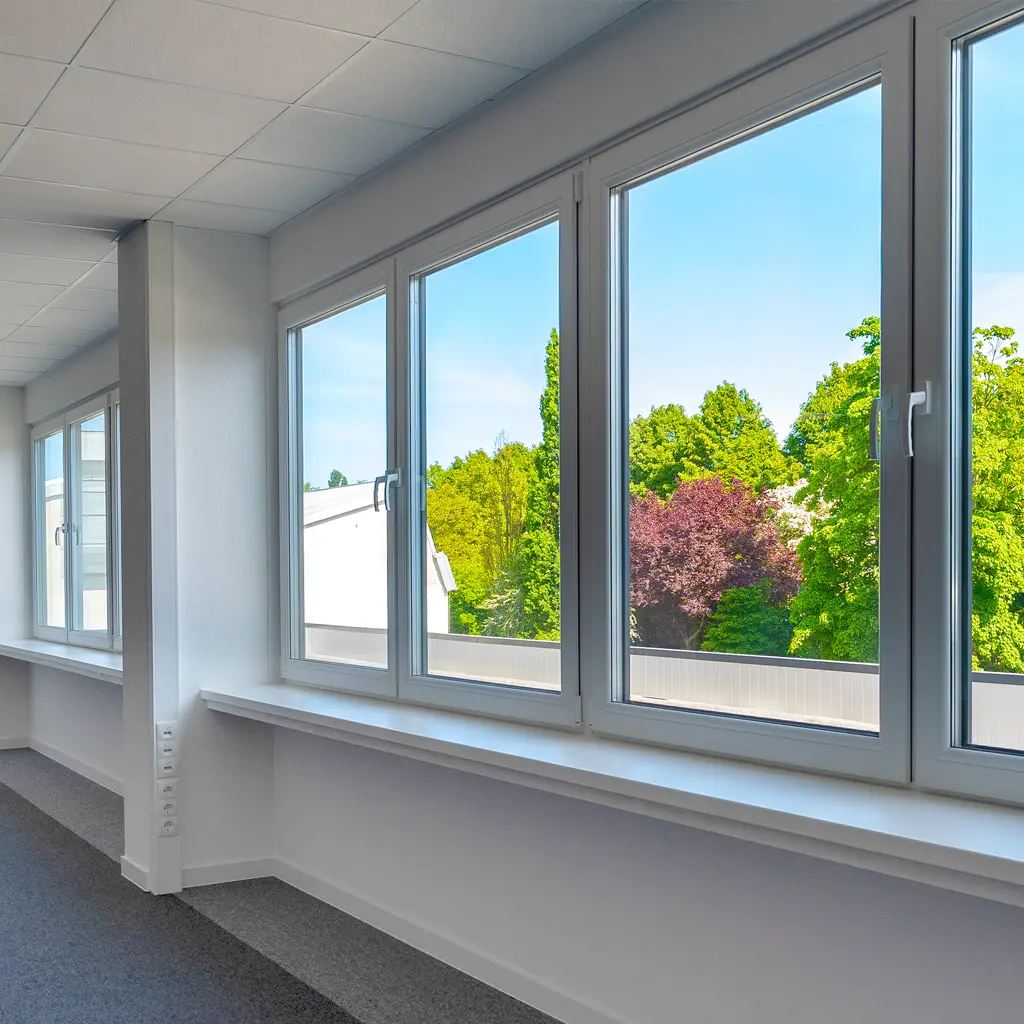 Fensterreihe · Fenster eingesetzt, Fensterbank, Decke und Fußboden