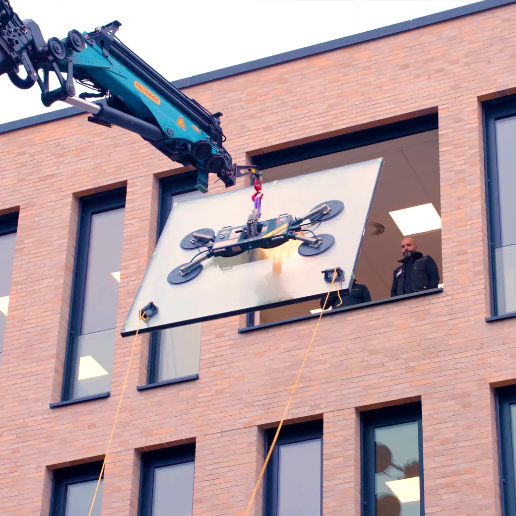 Fenstereinsatz von Außen · Fenster mit Krahn eingesetzt