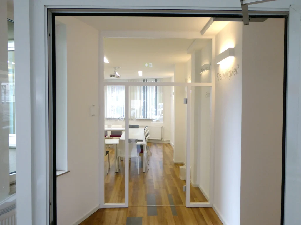 Büro in schlichtem, eleganten Weiß gehalten