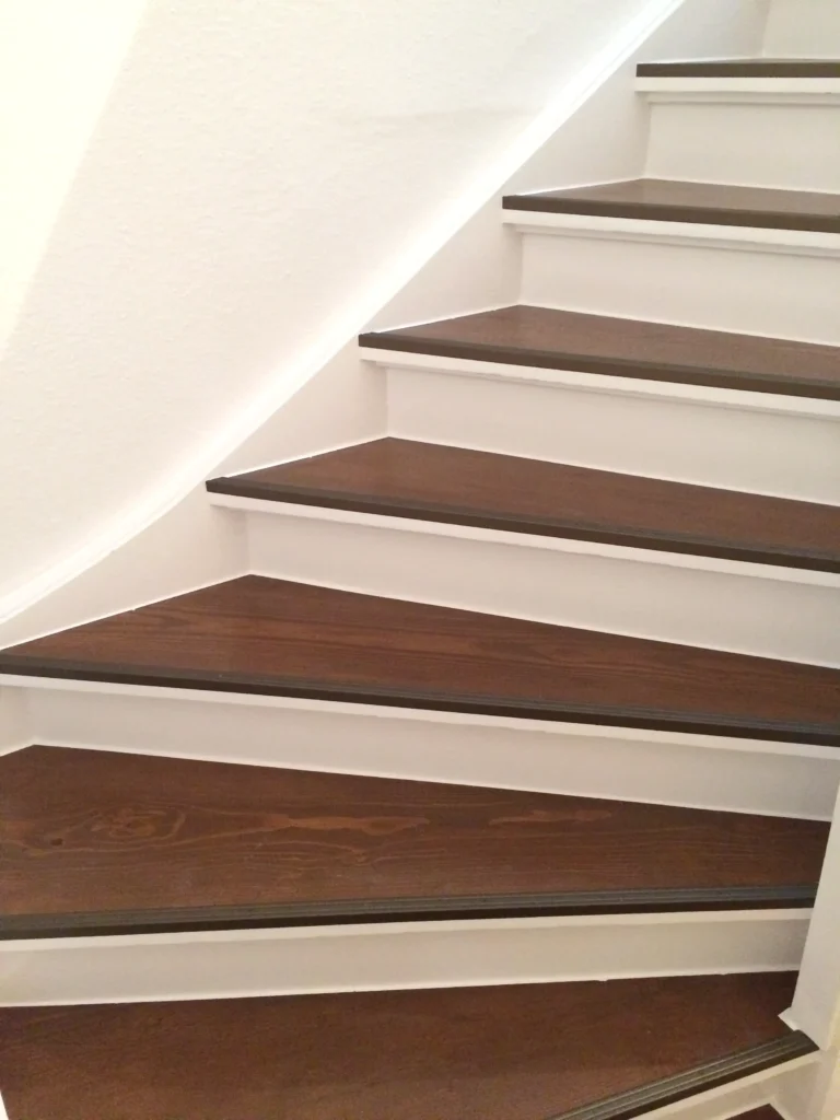 Treppe · Gesamte Treppe abgeschliffen, lackiert, Trittböden ausgetauscht
